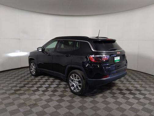 Diamond Black Crystal Pearlcoat 2022 Jeep Compass Latitude Lux