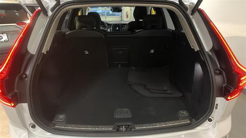 2025 Volvo XC60 B5 Plus