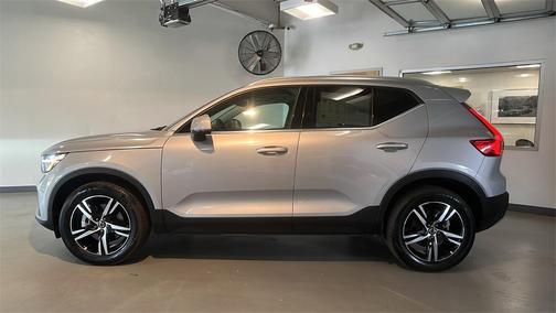 2025 Volvo XC40 B5 Core Bright Theme