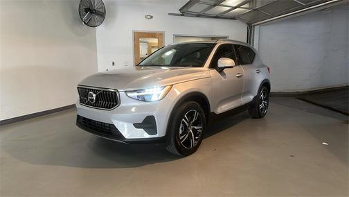 2025 Volvo XC40 B5 Core Bright Theme