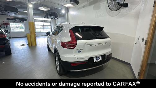 Ice White 2020 Volvo XC40 T5 Momentum