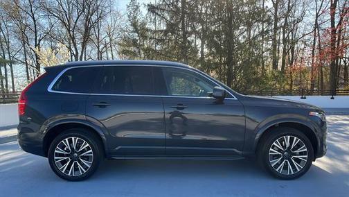 2022 Volvo XC90 T5 Momentum