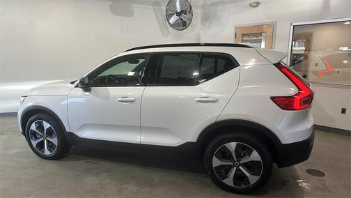 2025 Volvo XC40 B5 Plus Dark Theme