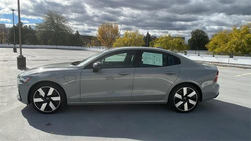2024 Volvo S60 Recharge Plug-In Hybrid T8 Plus Dark Theme