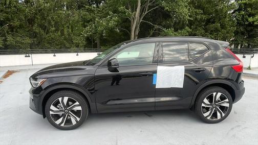 2025 Volvo XC40 B5 Plus Dark Theme