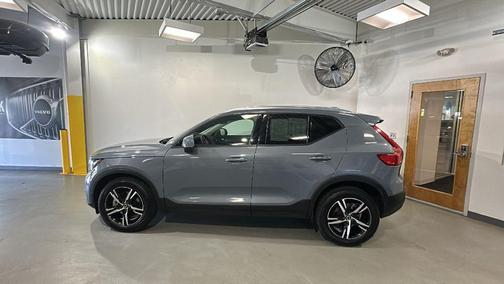 Thunder Grey Metallic 2023 Volvo XC40 B5 Core