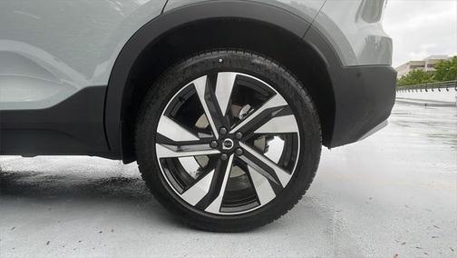 2025 Volvo XC40 B5 Ultra Bright Theme