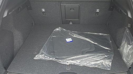 2025 Volvo XC40 B5 Ultra Bright Theme