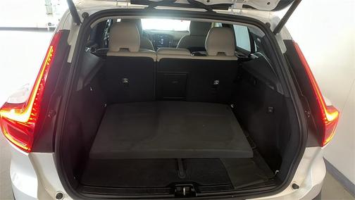 2023 Volvo XC40 B5 Plus Dark Theme