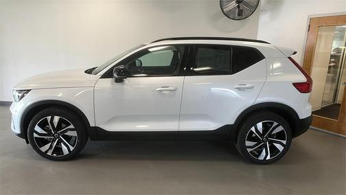 2023 Volvo XC40 B5 Plus Dark Theme