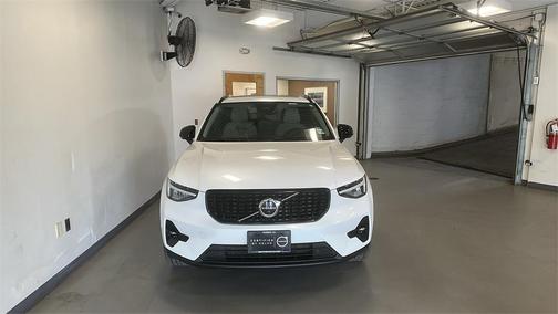 2023 Volvo XC40 B5 Plus Dark Theme
