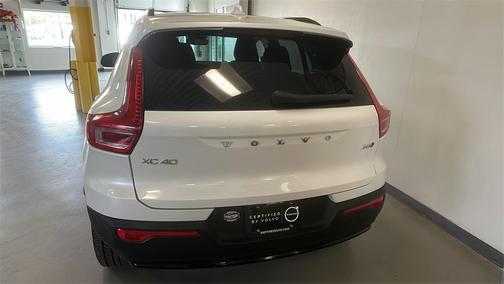 2023 Volvo XC40 B5 Plus Dark Theme