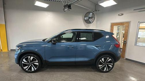 2023 Volvo XC40 B5 Ultimate Dark Theme