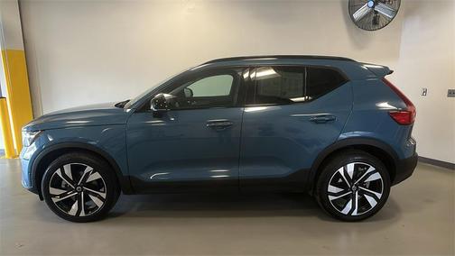 2024 Volvo XC40 B5 Plus Dark Theme
