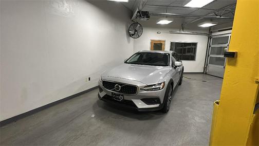 2025 Volvo V60 Cross Country Plus, B5 AWD Gas (mild hybrid)