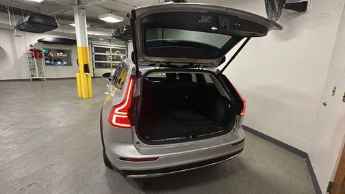 2025 Volvo V60 Cross Country Plus, B5 AWD Gas (mild hybrid)