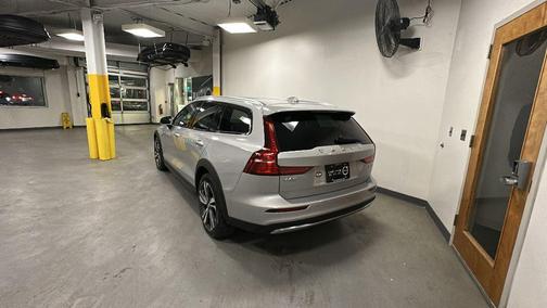 2025 Volvo V60 Cross Country Plus, B5 AWD Gas (mild hybrid)