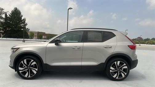 2025 Volvo XC40 B5 Plus Dark Theme