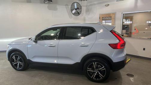 2025 Volvo XC40 B5 Core Bright Theme