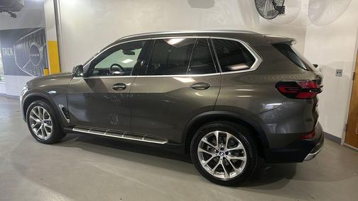 Manhattan Green Metallic 2024 BMW X5 xDrive40i