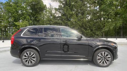 2022 Volvo XC90 T6 Momentum