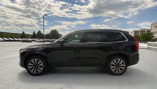 2022 Volvo XC90 T6 Momentum