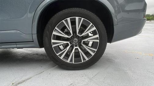 2022 Volvo XC90 T6 Momentum