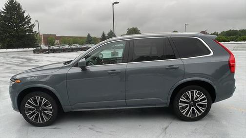 2022 Volvo XC90 T6 Momentum
