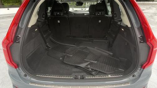 2022 Volvo XC90 T6 Momentum