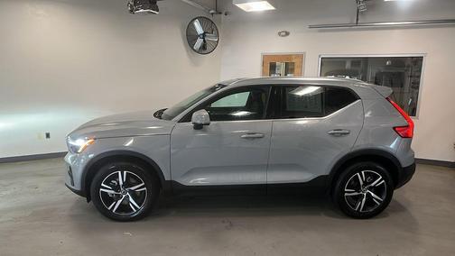 2025 Volvo XC40 B5 Core Bright Theme