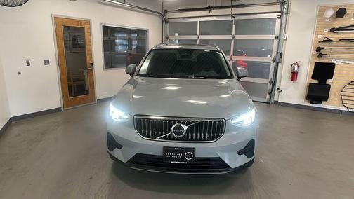 2025 Volvo XC40 B5 Core Bright Theme