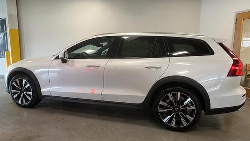 2022 Volvo V60 Cross Country T5