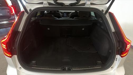 2022 Volvo V60 Cross Country T5