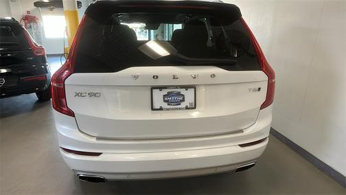 2021 Volvo XC90 T6 Momentum