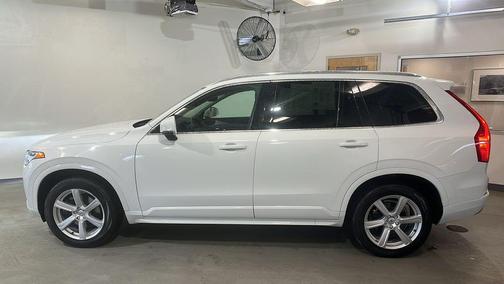 2022 Volvo XC90 T5 Momentum