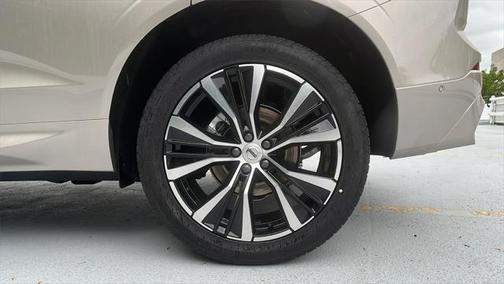 2025 Volvo XC60 B5 Plus