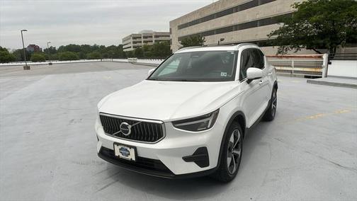 2025 Volvo XC40 B5 Core Bright Theme