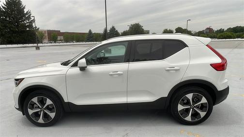 2025 Volvo XC40 B5 Core Bright Theme