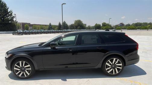 2025 Volvo V90 Cross Country B6 Plus