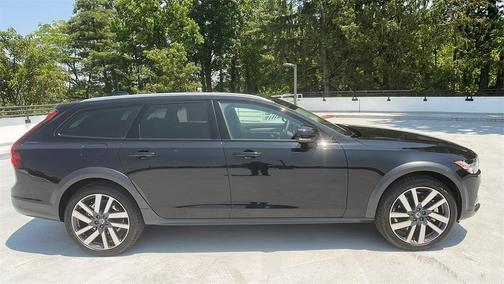 2025 Volvo V90 Cross Country B6 Plus