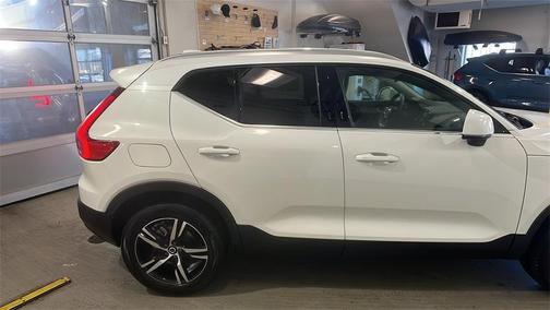 2025 Volvo XC40 B5 Core Bright Theme