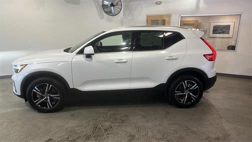 2025 Volvo XC40 B5 Core Bright Theme