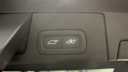2023 Volvo XC60 B5 Ultimate Dark Theme