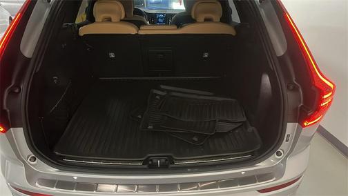 2023 Volvo XC60 B5 Ultimate Dark Theme