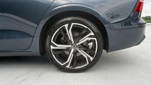 2024 Volvo S60 B5 Plus Dark Theme