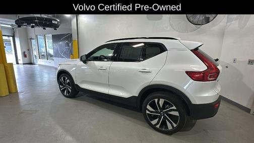 Crystal White Metallic 2024 Volvo XC40 B5 Plus Dark Theme