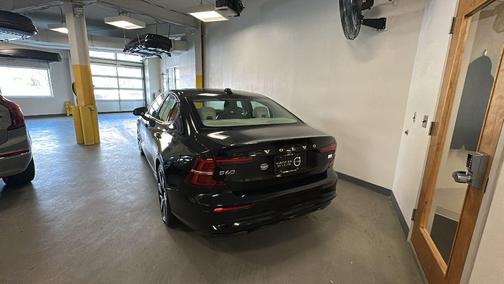 2024 Volvo S60 Recharge Plug-In Hybrid T8 Plus Dark Theme