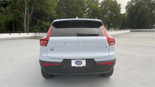 2026 Volvo XC40 Plus, B5 AWD Gas (mild hybrid), Dark