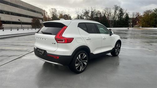 2025 Volvo XC40 B5 Plus Bright Theme
