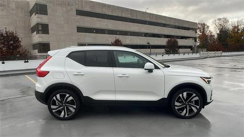 2025 Volvo XC40 B5 Plus Bright Theme